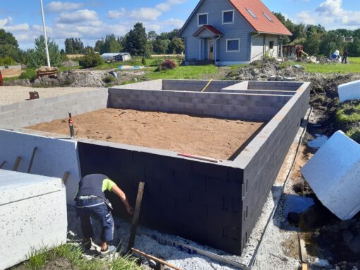 Kõrvalhoone/garaaž koos parklaga Valklas